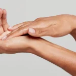 5 Cara Merawat Kulit Tangan agar Tidak Kering dan Kasar