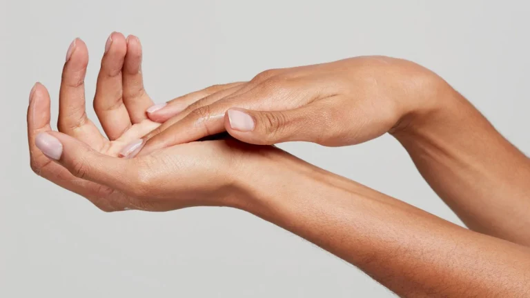 5 Cara Merawat Kulit Tangan agar Tidak Kering dan Kasar