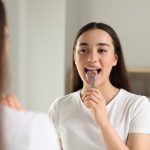 7 Tips Membersihkan Lidah dengan Benar dan Aman