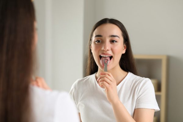 7 Tips Membersihkan Lidah dengan Benar dan Aman